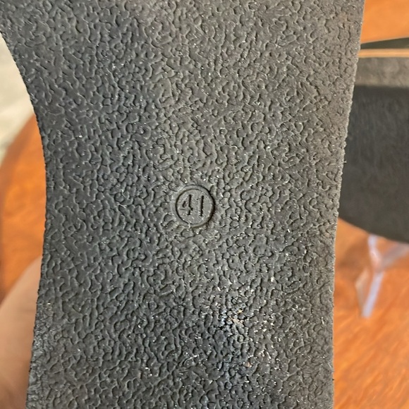 H&M Divided ankle boot. Rubber 1.5” platform sole. Pull on with pulls. Look new! - Picture 6 of 8